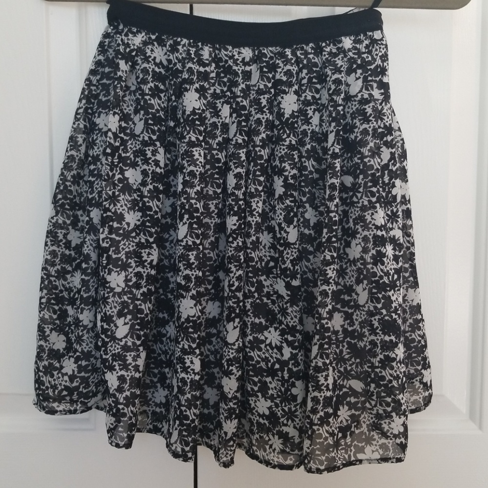 Uniqlo Black and white floral skirt